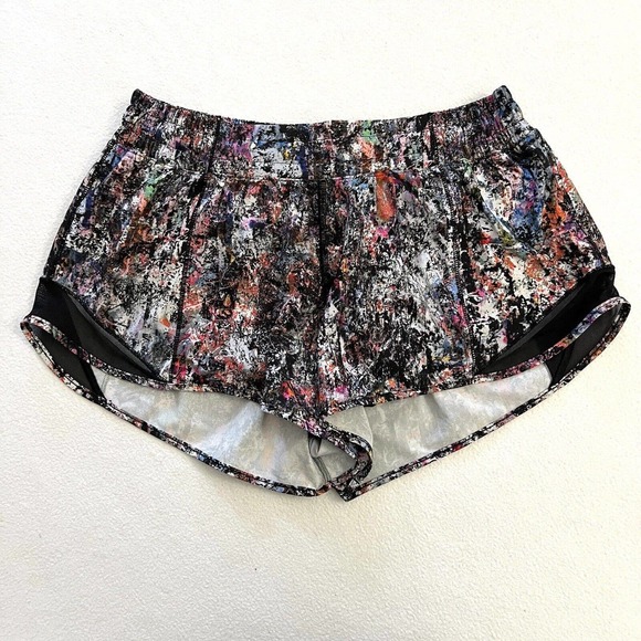 Lululemon Women Hotty Hot Short II 2.5” Vitalize Multi Black Print Low Rise 8